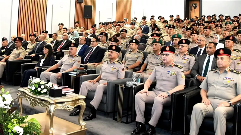 الفريق أول عبد المجيد صقر القائد العام للقوات المسلحة وزير الدفاع والإنتاج الحربى يشهد مناقشة البحث الرئيسى لمركز الدراسات الإستراتيجية للقوات المسلحة