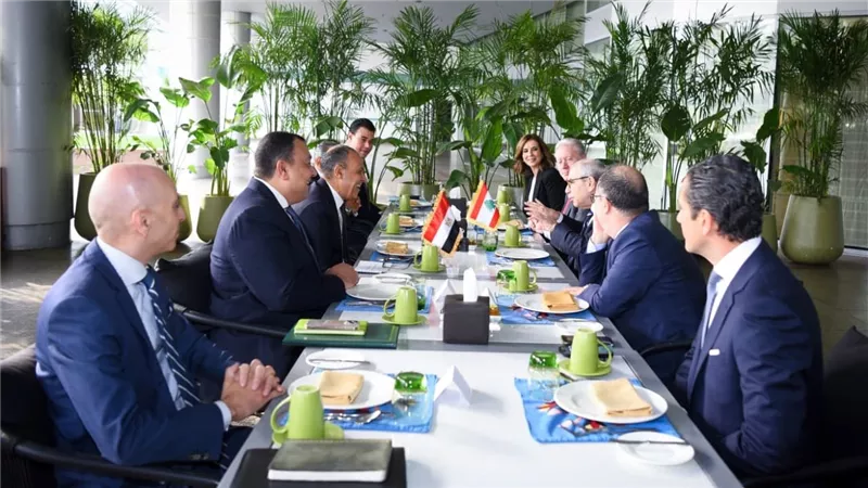  وزير الخارجية يلتقي رئيس وزراء لبنان