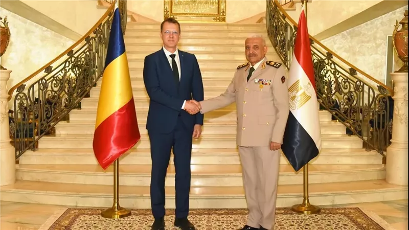 الفريق أول عبد المجيد صقر القائد العام للقوات المسلحة وزير الدفاع والإنتاج الحربى يلتقى وزير الدفاع الرومانى