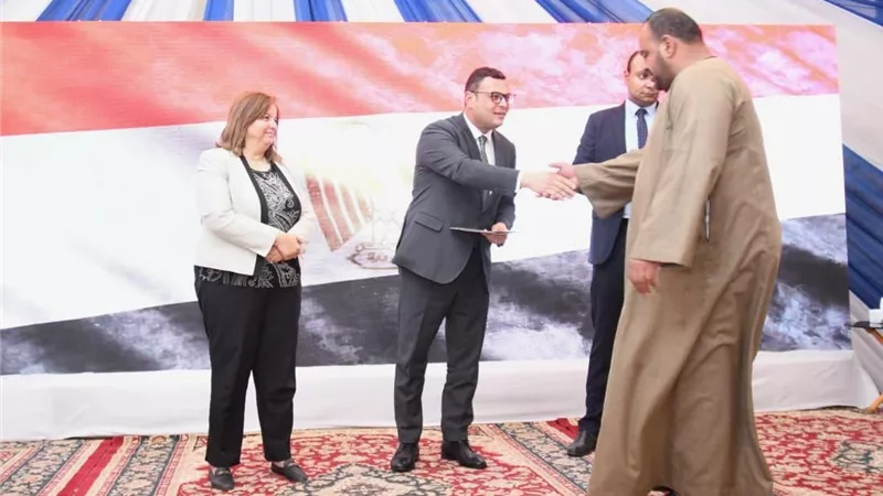 وزير الإسكان يُسلم عددًا من عقود وحدات المبادرة الرئاسية 