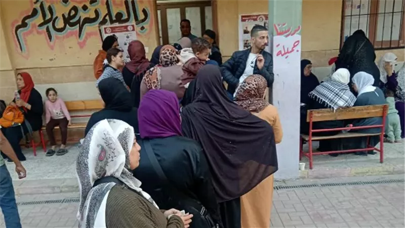 انتخابات مجلس النواب 2025 .. إقبال من كبار السن للتصويت في لجنة مدرسة محمد كريم بالجيزة