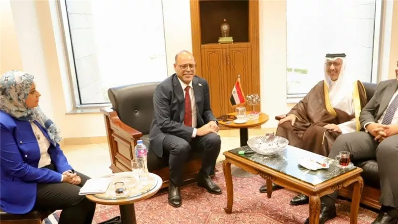 وزير العمل يلتقي السفير السعودي في القاهرة لتعزيز آليات تنقل الأيدي العاملة