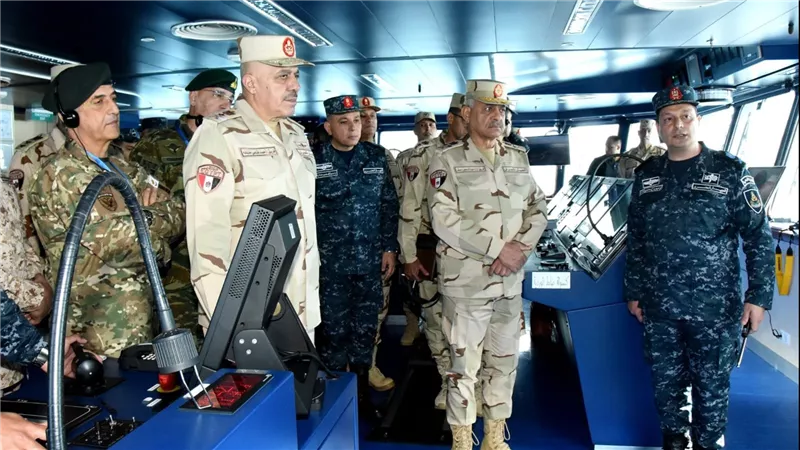 الفريق أول عبد المجيد صقر القائد العام للقوات المسلحة وزير الدفاع والإنتاج الحربى يشهد تنفيذ المرحلة الرئيسية للتدريب المشترك 