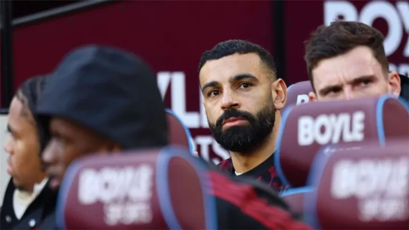 رسائل ساخنة وتلويح بالرحيل.. محمد صلاح ينفجر غضبًا ضد سلوت وإدارة ليفربول
