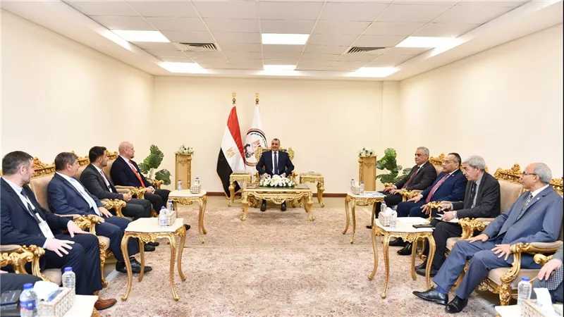 وزير الدولة للإنتاج الحربي يناقش مع ممثلي 