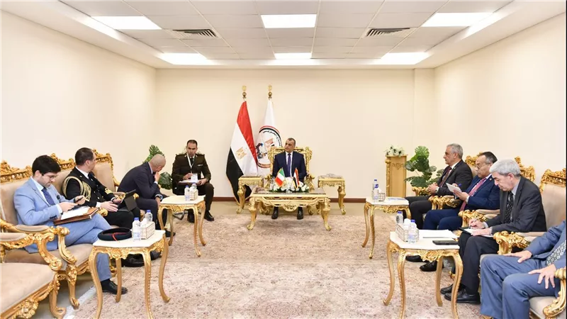 بجناح الوزارة بمعرض 