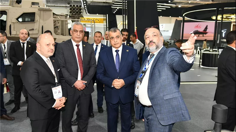 وزير الدولة للإنتاج الحربي يزور أجنحة عدد من الشركات المشاركة بالمعرض الدولى للصناعات الدفاعية  