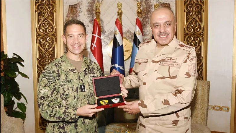 الفريق أحمد خليفة رئيس أركان حرب القوات المسلحة يلتقى قائد القيادة المركزية الأمريكية
