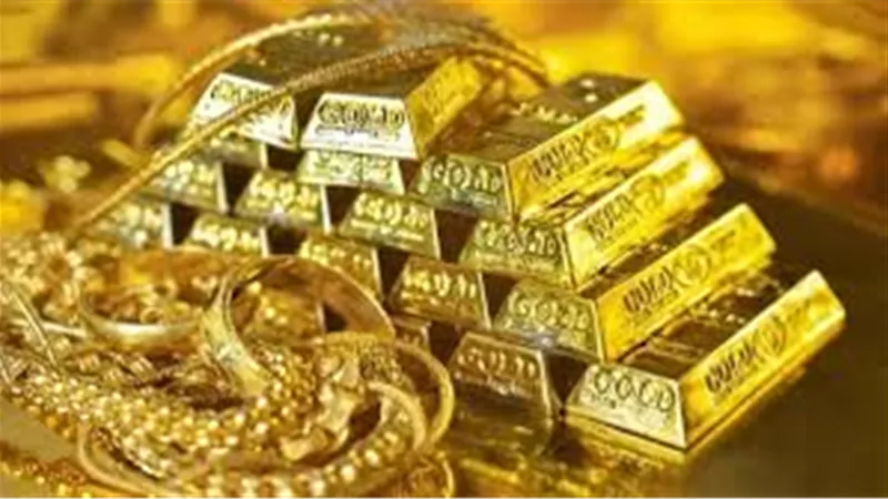 استقرار محلي رغم تراجع عالمي.. الذهب يغلق تعاملات اليوم دون مستوى $4200 للأونصة