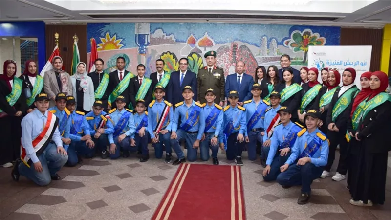 قوات الدفاع الشعبى والعسكرى تنظم زيارة لعدد من طلبة جامعة القاهرة وطلبة مدارس التأسيس العسكرى لمستشفى أبو الريش للأطفال