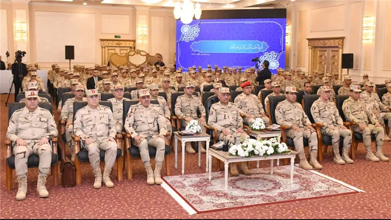 الفريق أول عبد المجيد صقر القائد العام للقوات المسلحة وزير الدفاع والإنتاج الحربى   يلتقى بمقاتلى قوات حرس الحدود ويكرم عدداً من المتميزين   