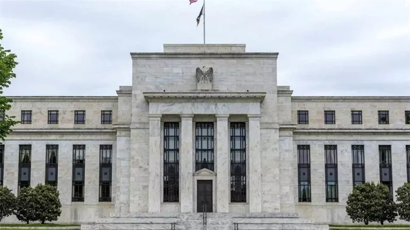 الفيدرالي الأمريكي يخفض أسعار الفائدة ويشير إلى مسار أكثر صعوبة للتخفيضات المستقبلية