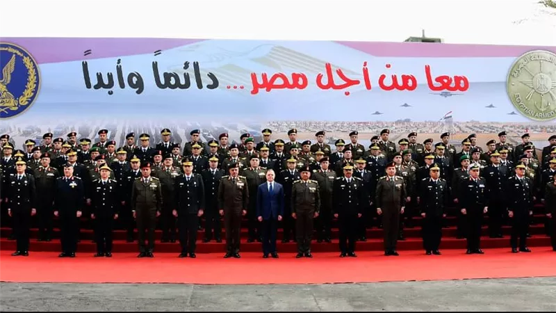 وزاراتى الدفاع والداخلية تعقدان لقاءاً لبحث سبل تعزيز التعاون الأمنى تزامناً مع إحتفالات العام الميلادى الجديد