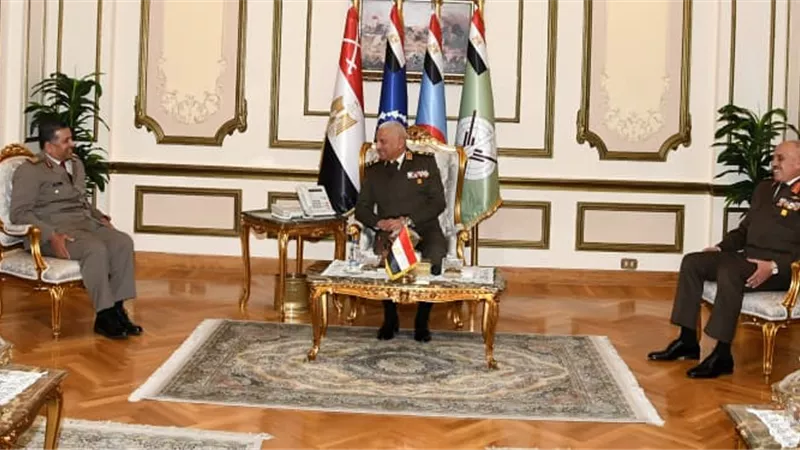 الفريق أول عبد المجيد صقر القائد العام للقوات المسلحة وزير الدفاع والإنتاج الحربى يلتقى وفد من الإتحاد العربى للرياضة العسكرية