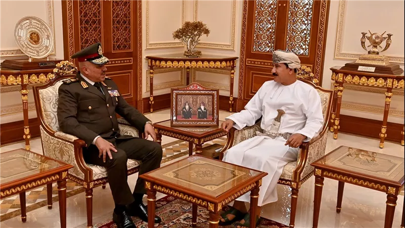 الفريق أحمد خليفة رئيس أركان حرب القوات المسلحة يعود إلى أرض الوطن عقب إنتهاء زيارته الرسمية إلى سلطنة عُمان