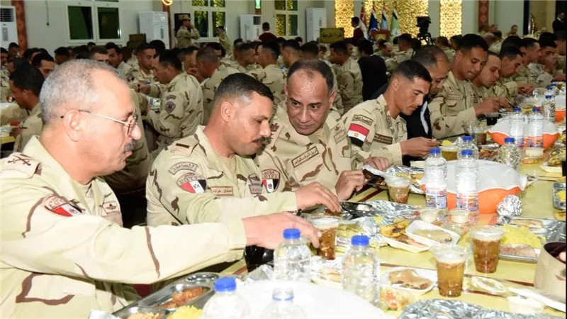 الفريق أشرف سالم زاهر القائد العام للقوات المسلحة وزير الدفاع والإنتاج الحربى يشارك عدداً من مقاتلى القوات المسلحة بقيادة الجيش الثانى الميدانى تناول وجبة الإفطار