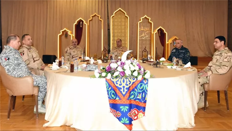 وزير الدفاع يلتقى مقاتلى القوات البحرية والمنطقة الشمالية العسكرية ويشاركهم تناول وجبة الإفطار   