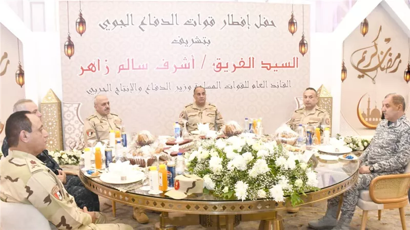 الفريق أشرف سالم زاهر القائد العام للقوات المسلحة وزير الدفاع والإنتاج الحربى ..يلتقى مقاتلى قوات الدفاع الجوى ويشاركهم تناول وجبة الإفطار
