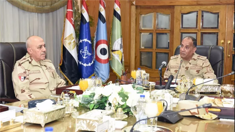 الفريق أشرف سالم زاهر القائد العام للقوات المسلحة وزير الدفاع والإنتاج الحربى يلتقى عدداً من مقاتلى الأفرع الرئيسية