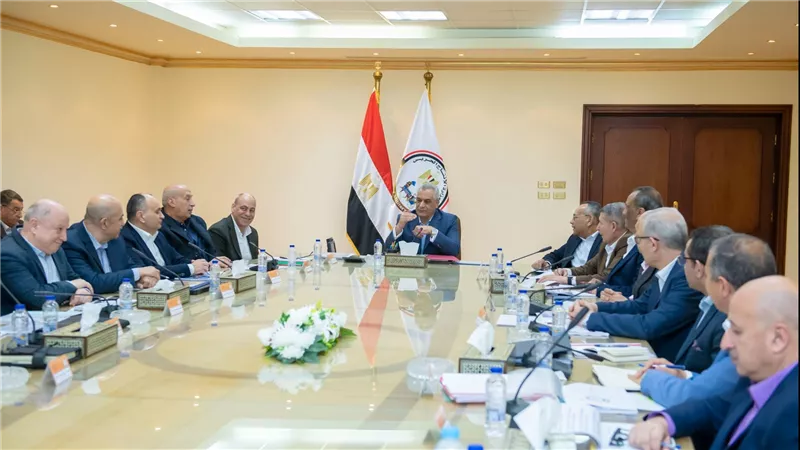 وزير الدولة للإنتاج الحربي يتابع الأداء المالي للشركات التابعة