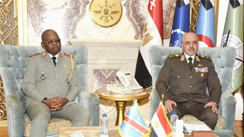 الفريق أحمد خليفة رئيس أركان حرب القوات المسلحة يلتقى رئيس هيئة الأركان العامة للقوات المسلحة بجمهورية الكونغو الديمقراطية