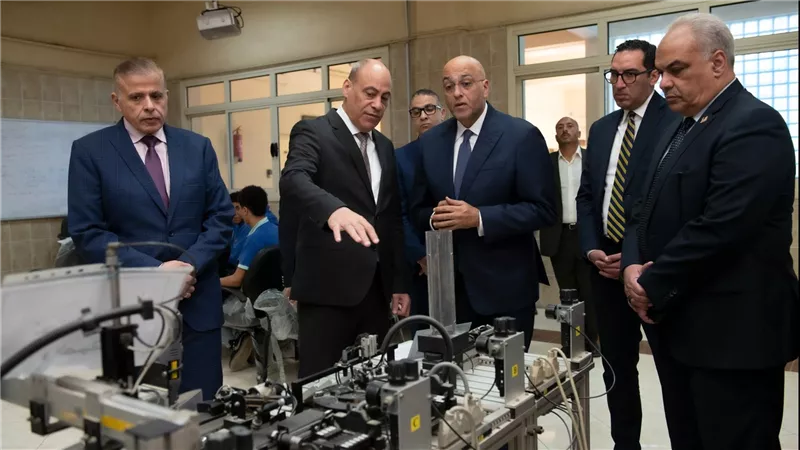 وزير الدولة للإنتاج الحربى يبحث مع 