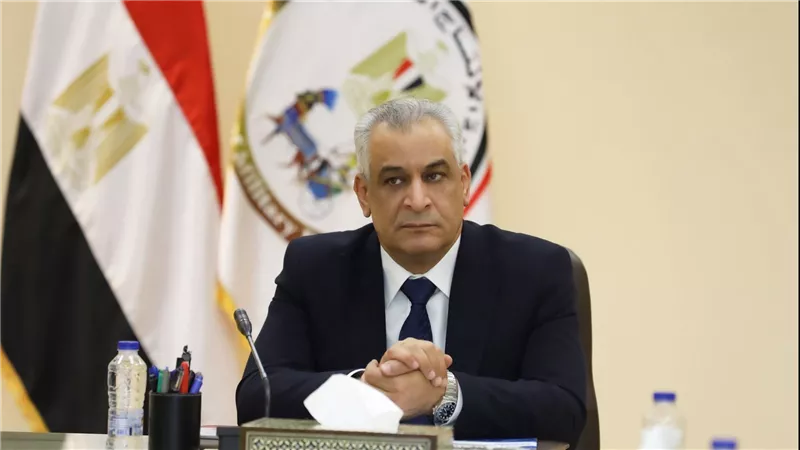 وزير الإنتاج الحربي يبحث مع شركة 
