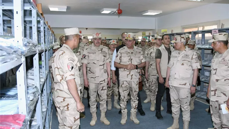 الفريق أشرف سالم زاهر القائد العام للقوات المسلحة وزير الدفاع والإنتاج الحربى يتفقد إحدى وحدات التدريب الأساسى بالقوات المسلحة