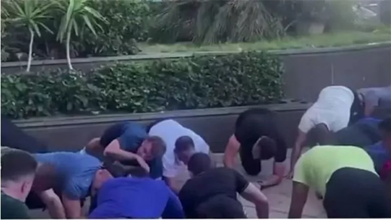 ماكرون يخطف الأنظار في الإسكندرية.. جري وتمارين ضغط وسط المواطنين