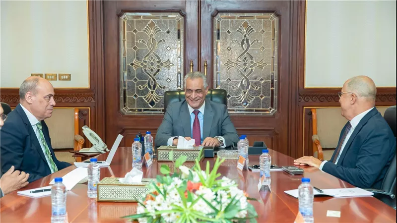في إطار الاستراتيجية الوطنية  للصناعة.. “جمبلاط” و “السويدي” يبحثان تعزيز التصنيع المحلي 