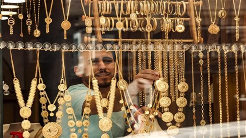 آي صاغة: عيار 21 يتراجع 35 جنيهًا.. والذهب يقترب من 5000 دولار
