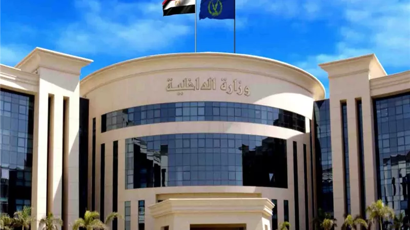 الداخلية: اتخاذ الإجراءات القانونية بواقعة مشادة ضابط وبائع خضراوات حول الأسعار 