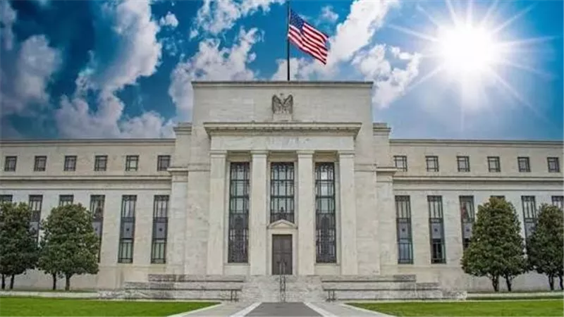 للمرة الرابعة هذا العام.. الفيدرالي الأمريكي يُثبت أسعار الفائدة في نطاق 3.5% و3.75%