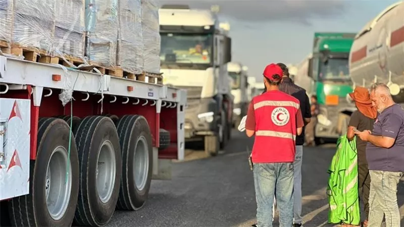 الهلال الأحمر يواصل دعم غزة بقافلة إنسانية جديدة محملة بالمساعدات