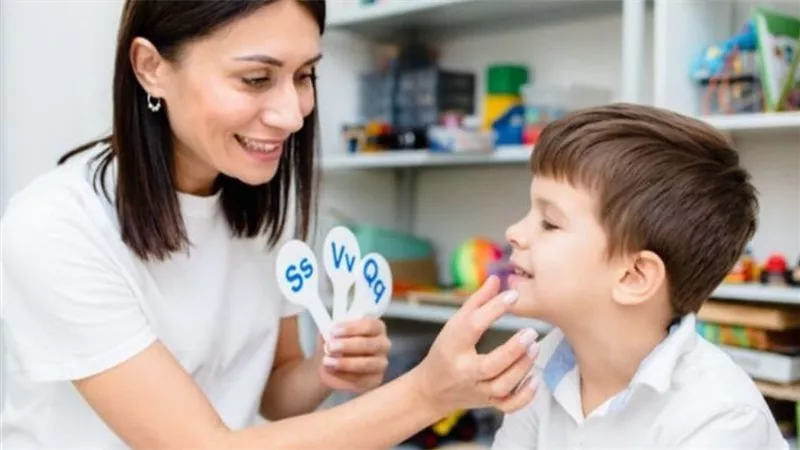كيف تفرق بين التوحد وتأخر الكلام؟.. استشاري صحة نفسية توضح المؤشرات المهمة