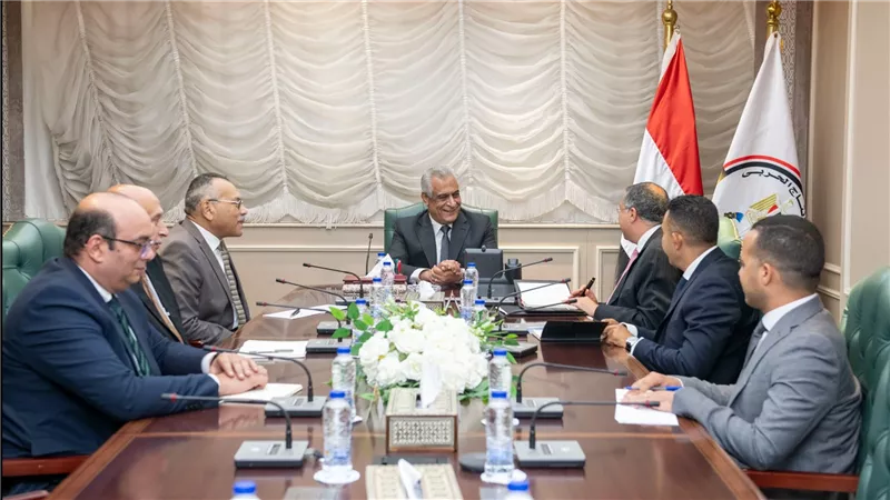 وزير  الإنتاج الحربي يبحث مع 