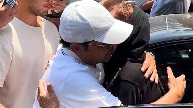 نجوم الفن يساندون محمد هنيدي في تشييع جثمان شقيقه