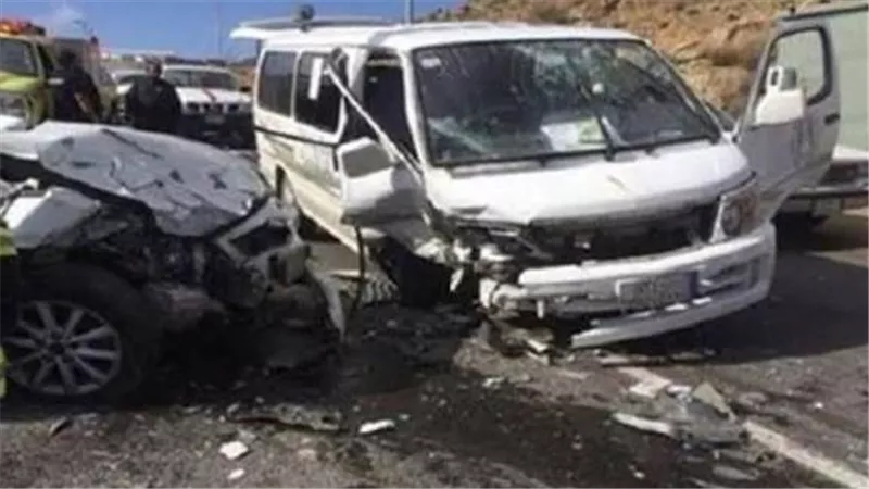 إصابة 17 شخصًا في حادث تصادم مروع بين ميكروباص وسيارة نقل بالصحراوي الشرقي