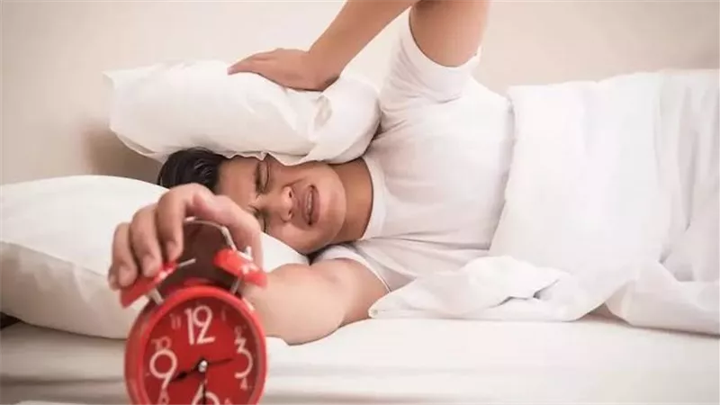 بعد إيقاف المنبه.. عادات صباحية قد تزيد الخمول وتؤثر في بقية اليوم