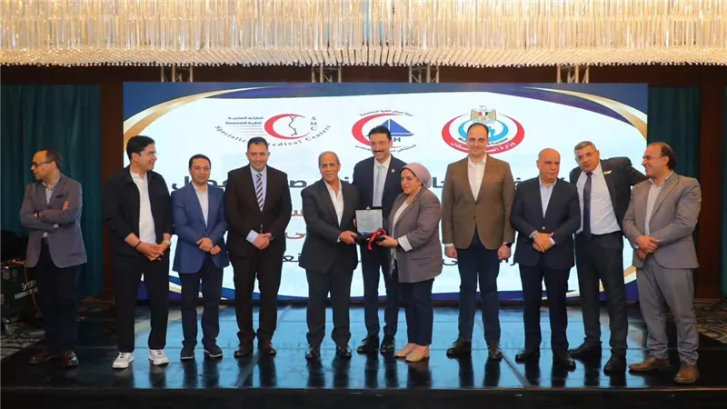 محافظ دمياط وإدارة مستشفي دمياط التخصصي يكرمان الحاج إبراهيم القشاوي لدعمه للقطاع الصحي