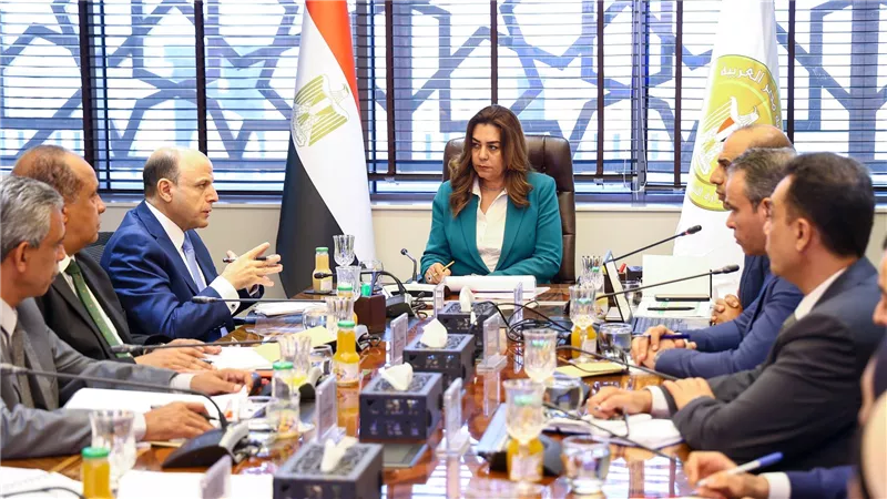 وزيرة التنمية المحلية والبيئة تناقش مع محافظ الغربية إجراءات تنفيذ وإحكام منظومة المخلفات بالمحافظة