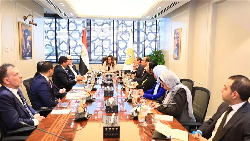 وزيرة التنمية المحلية والبيئة تبحث مع 