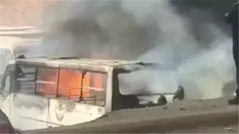 النيران تتسبب في تفحم 3 سيارات.. السيطرة على حريق جراج مدرسة الواحة بالمقطم