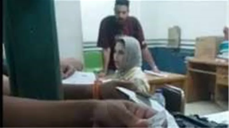 التأمينات تُحيل موظفة للتحقيق وتوقفها عن العمل عقب تداول فيديو معاملة غير لائقة للمواطنين