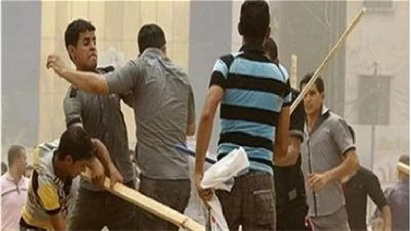 شرحوا جسمه بسلاح أبيض.. شابان يشرعان في قتل آخر وسط الشارع بالسلام