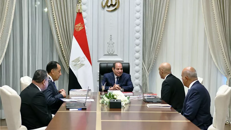 السيسي يوجه بتكثيف معارض المستلزمات الدراسية وضمان تطبيق الحد الأدنى للأجور بالمدارس
