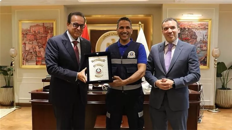 استجابوا لنداء طفل في 6 دقائق.. وزير الصحة يُكرم أبطال الإسعاف لإنقاذهم حياة أب