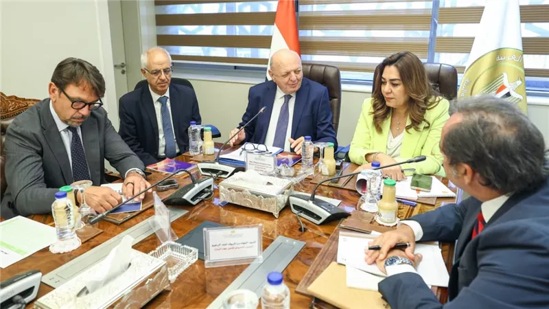 وزيرة التنمية المحلية والبيئة تبحث مع وزير البيئة و الطاقة الإيطالي مجالات التعاون المشترك