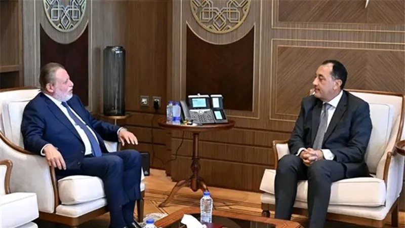 رئيس الوزراء ومحافظ البنك المركزي يبحثان دعم الاقتصاد المصري وزيادة التدفقات الدولارية