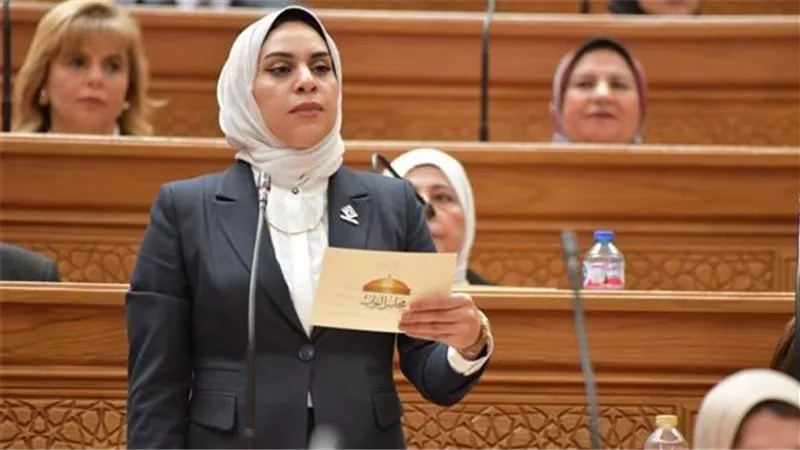 «الطفل ليس أداة تفاوض».. فاطمة عادل ترفض اختزال قضية الحضانة في صراع بين الأب والأم